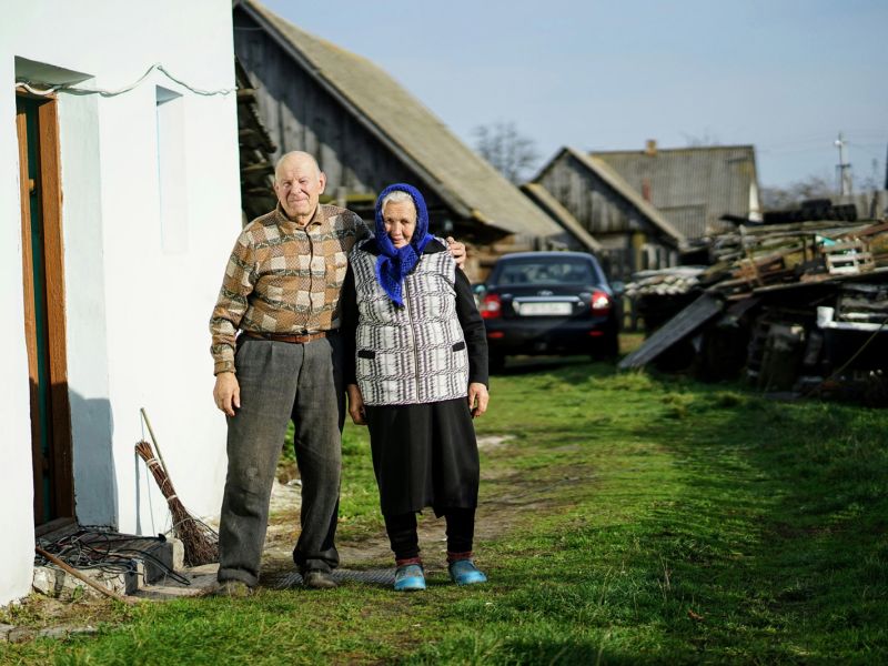 Mit Opa auf dem Bauernhof in Polen